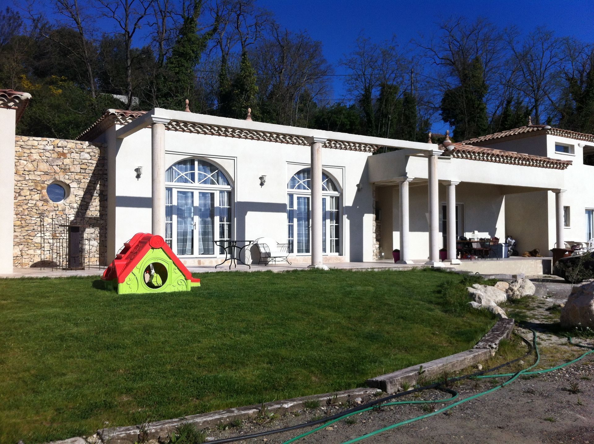 Une maison avec un enduit taloché