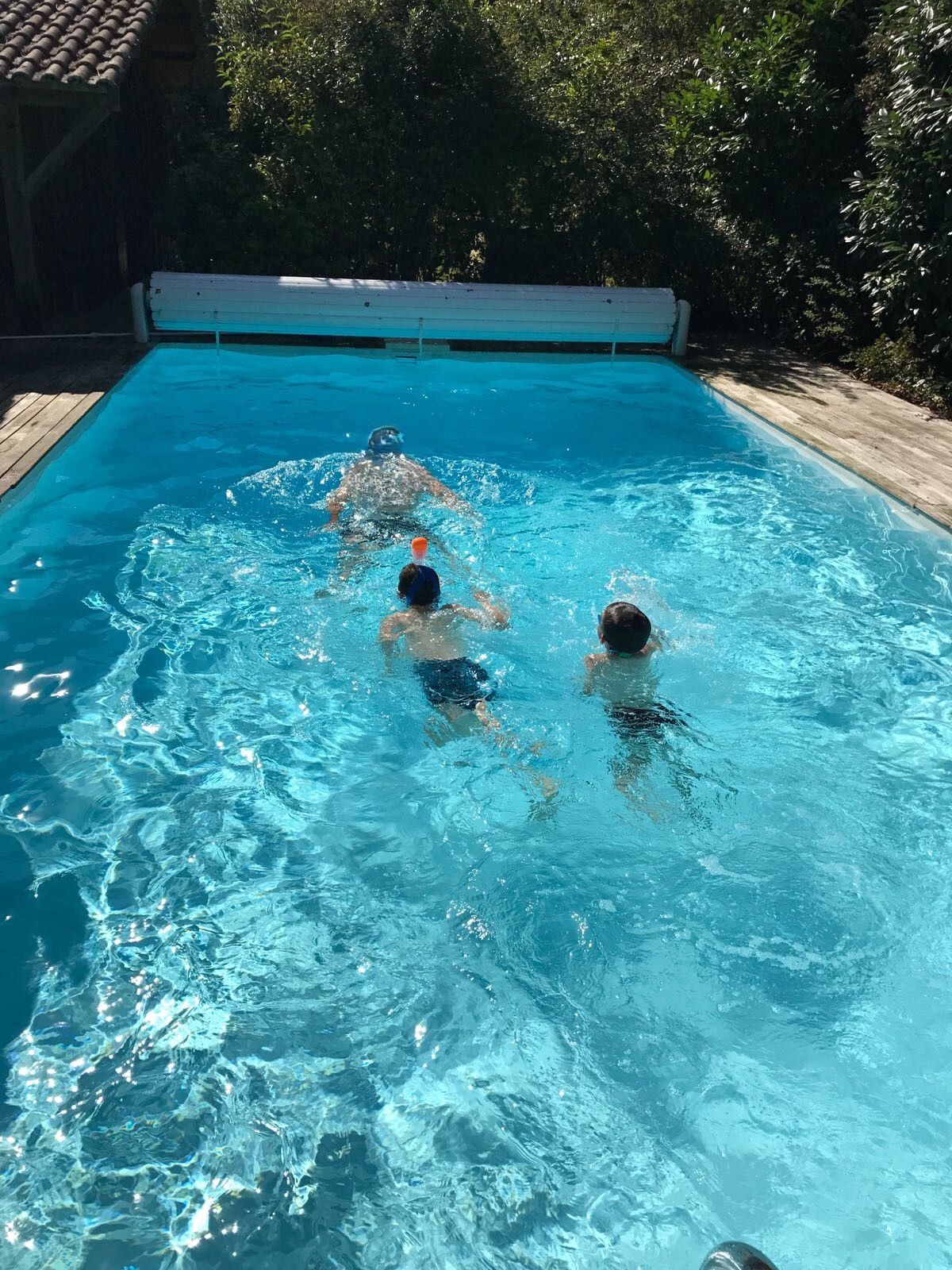 Un professionnel qui pose de l'enduit pour les joints d'une piscine