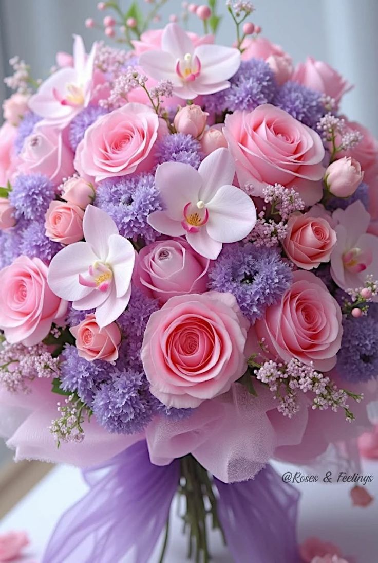 Bouquet rose et violet avec roses, orchidées et ruban lavande
