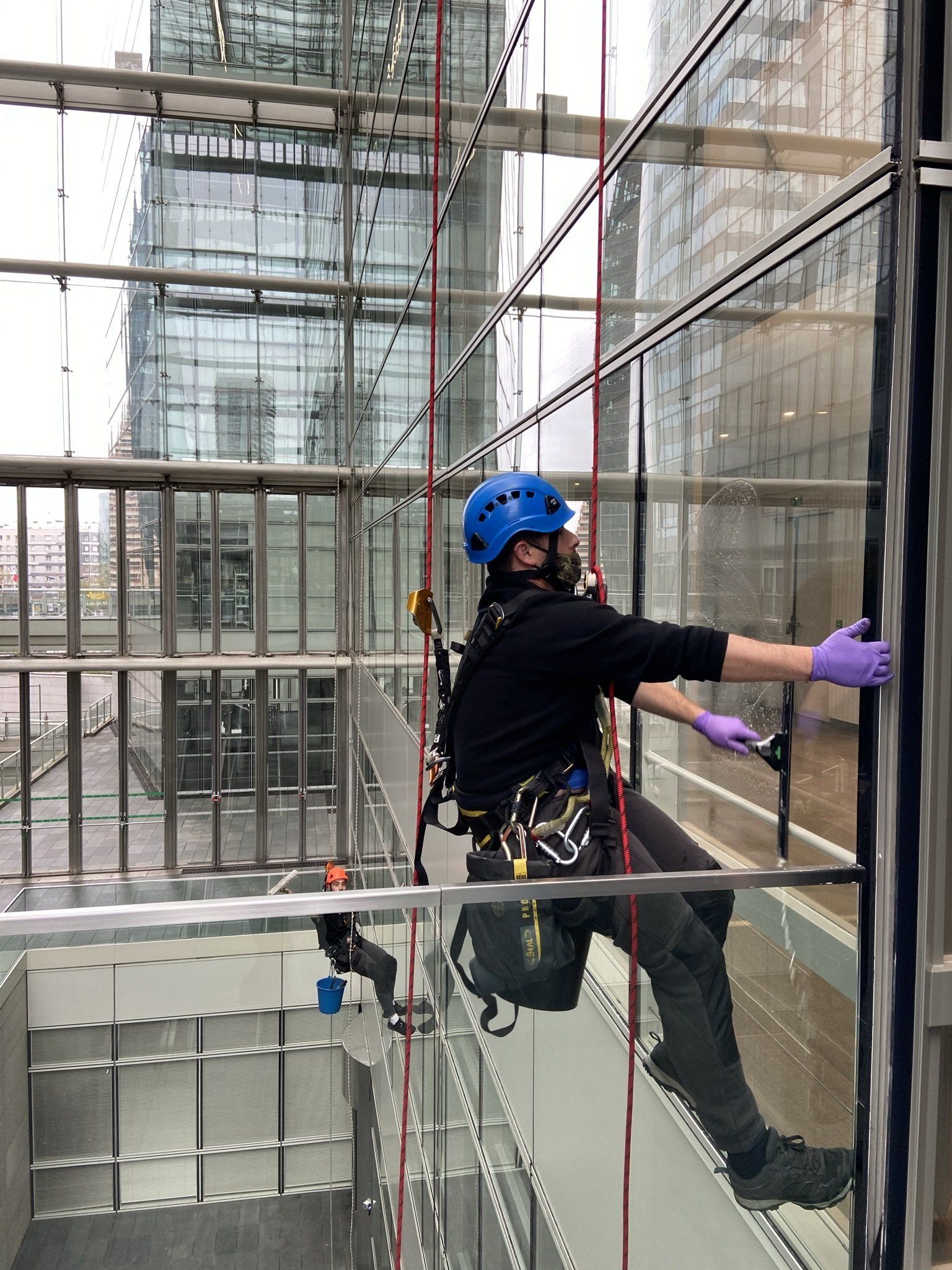 Nettoyage de vitres par cordistes
