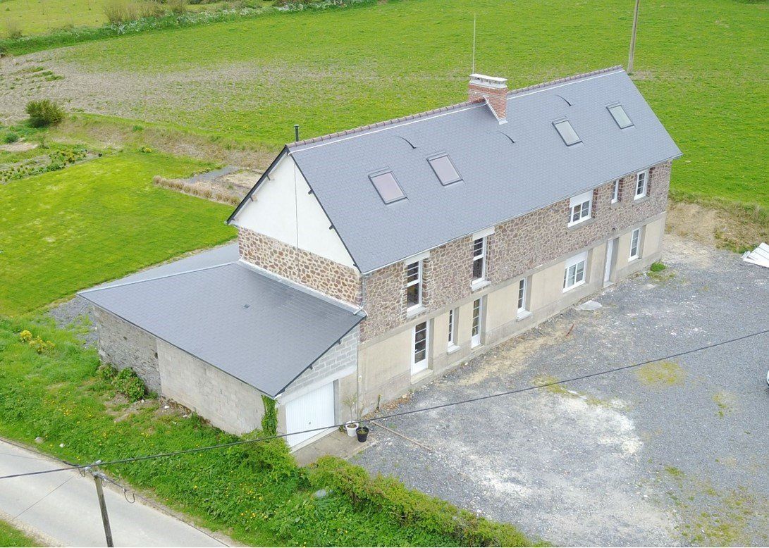 Une grande maison avec un toit gris.