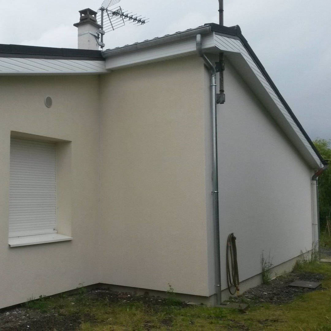 Une façade avec un volet roulant blanc.