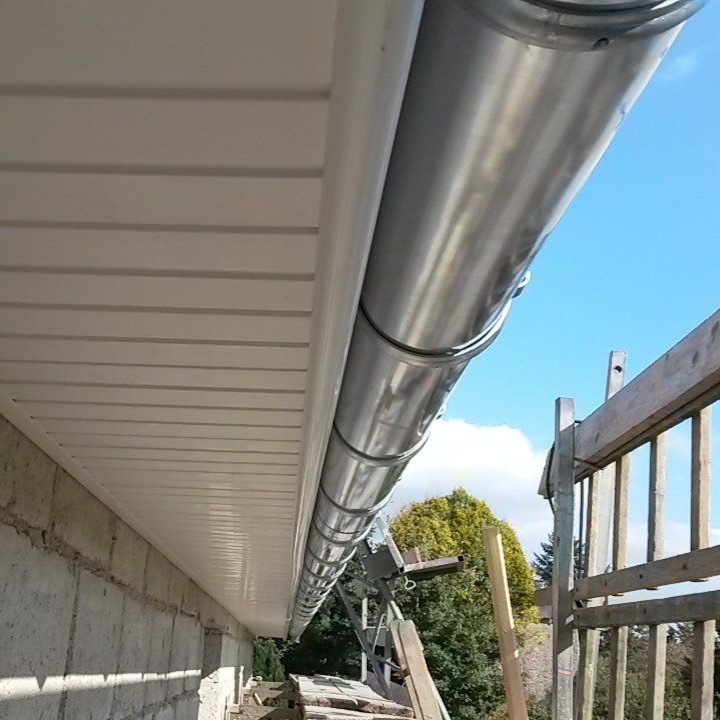 Une gouttière vue de dessous.