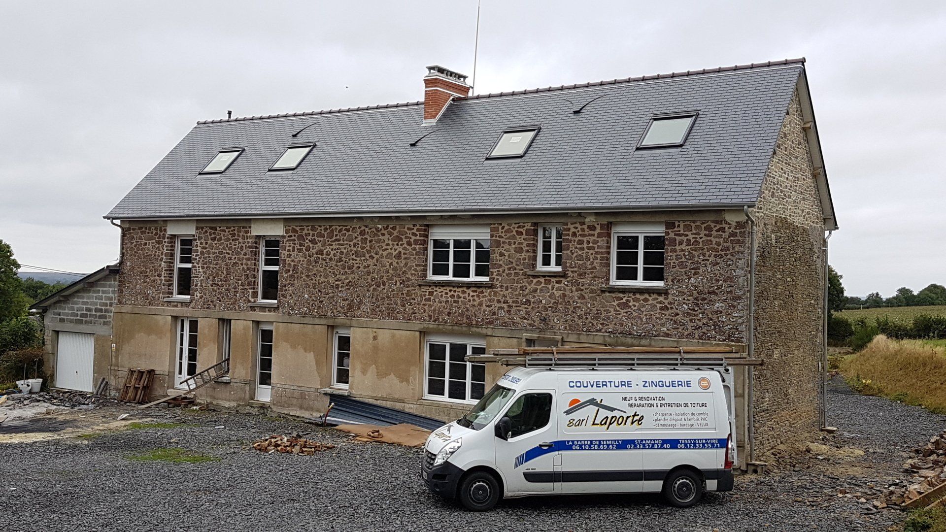 Le camion de Laporte devant une maison.