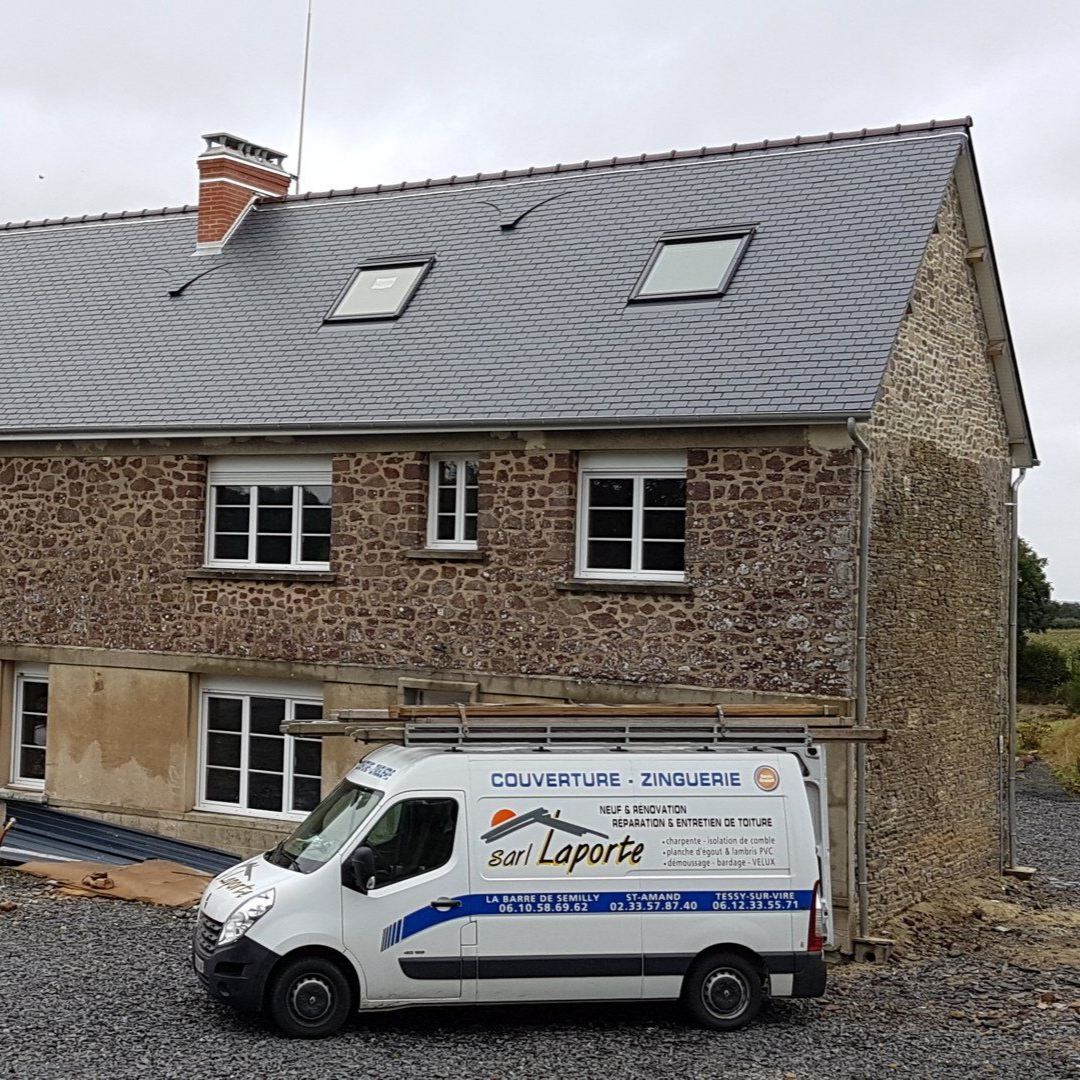 Le véhicule de Laporte devant une maison.