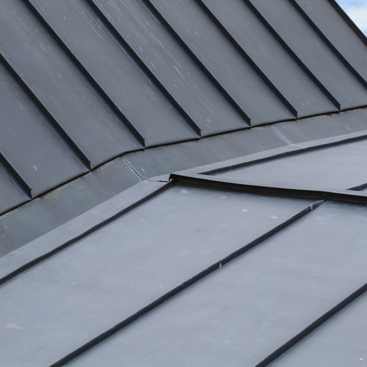 Une toiture en zinc en gros plan.