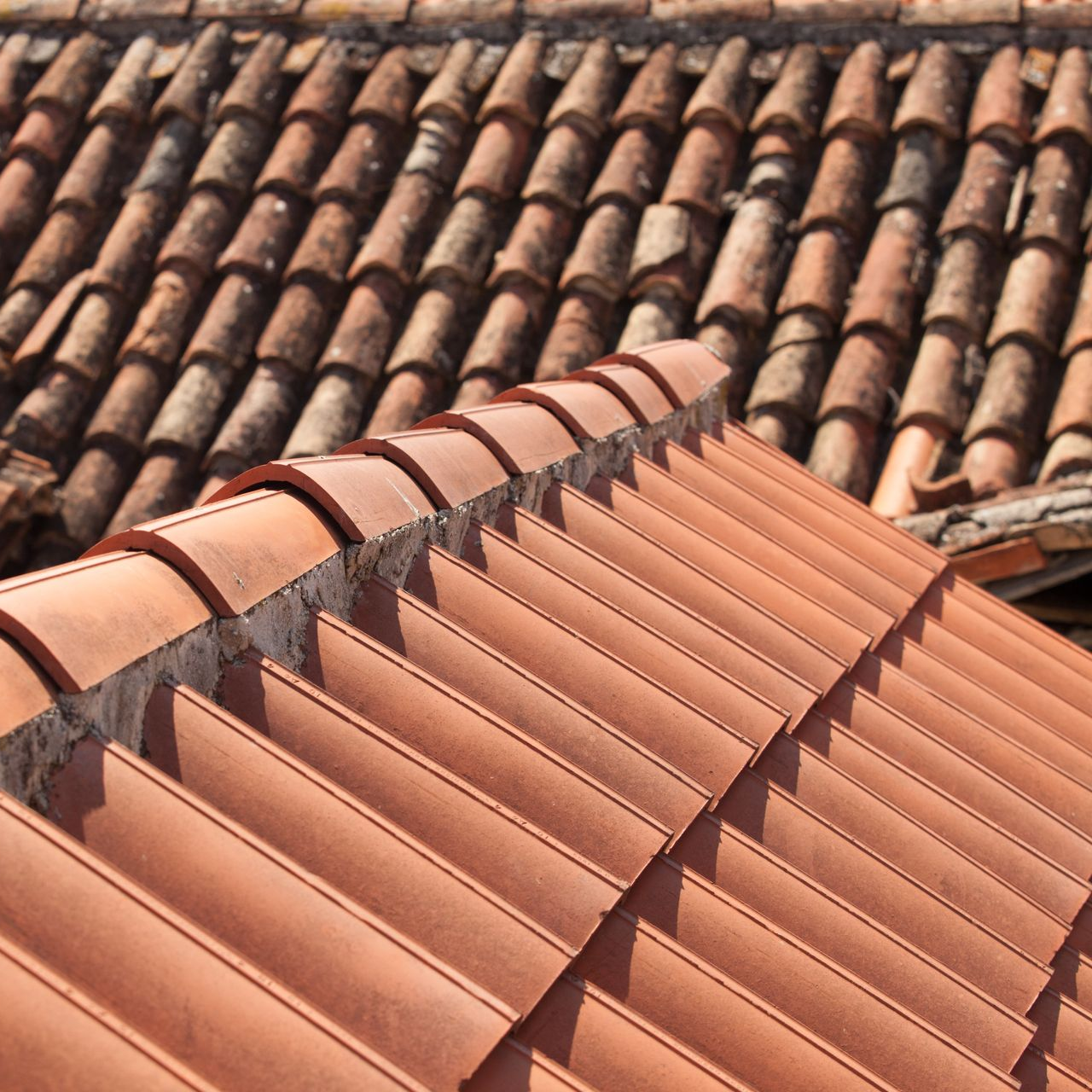 Toits de tuiles en terre cuite rouge, vue rapprochée.