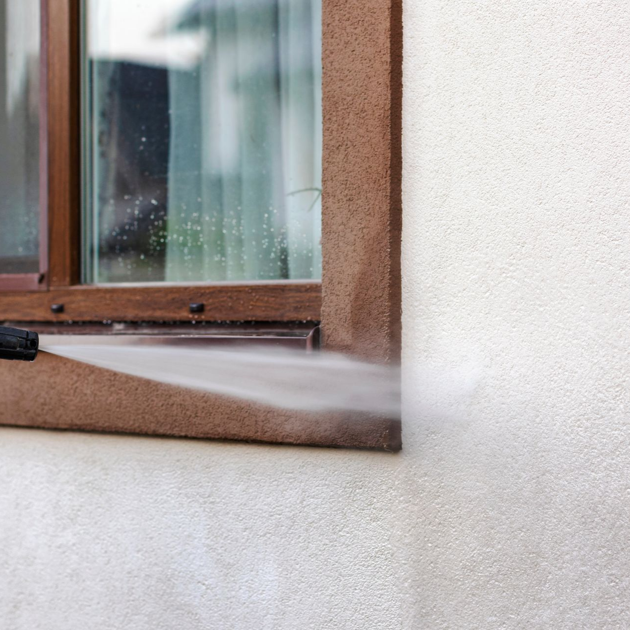 Un jet à haute pression à côté d'une fenêtre.