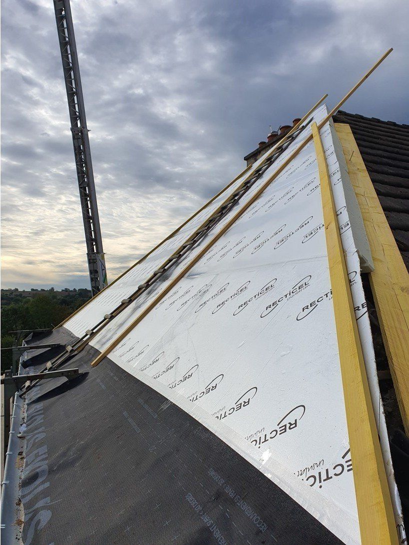 Des liteaux sur un toit.