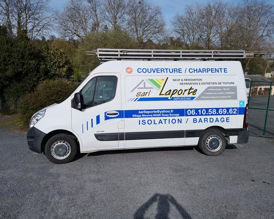 Fourgonnette blanche avec logo de l'entreprise, garée à l'extérieur, échelle sur le toit.