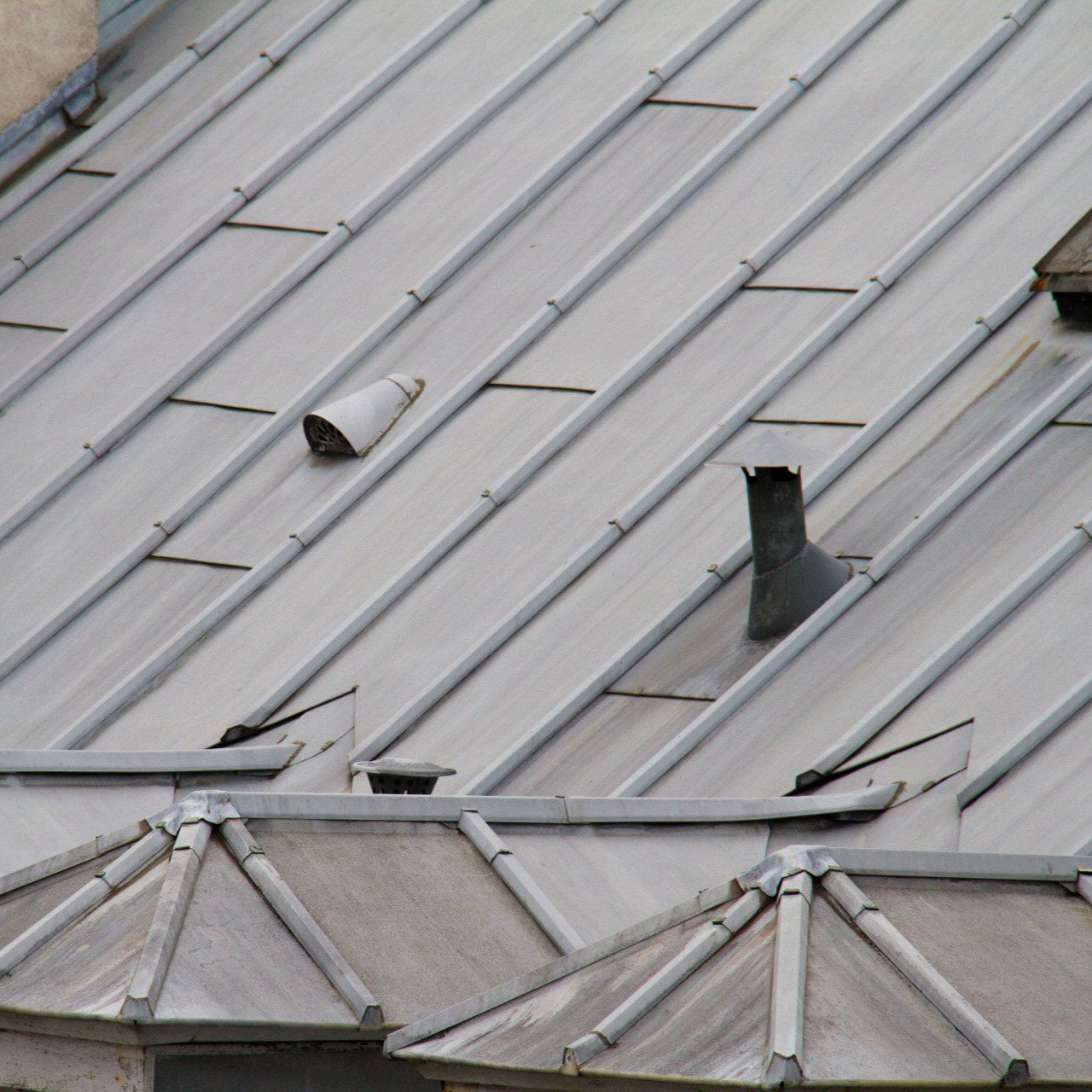 Uen toiture en zinc de couleur beige.