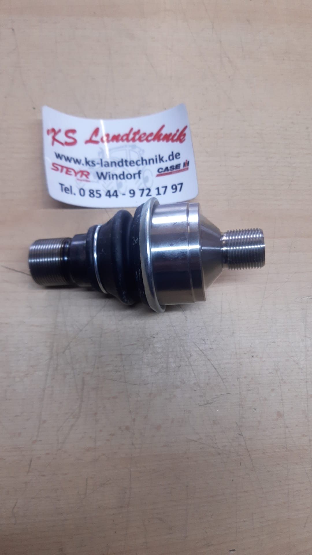 KS Landtechnik -  Werkstattmitarbeiter überprüft die Klimatechnik eines Traktors