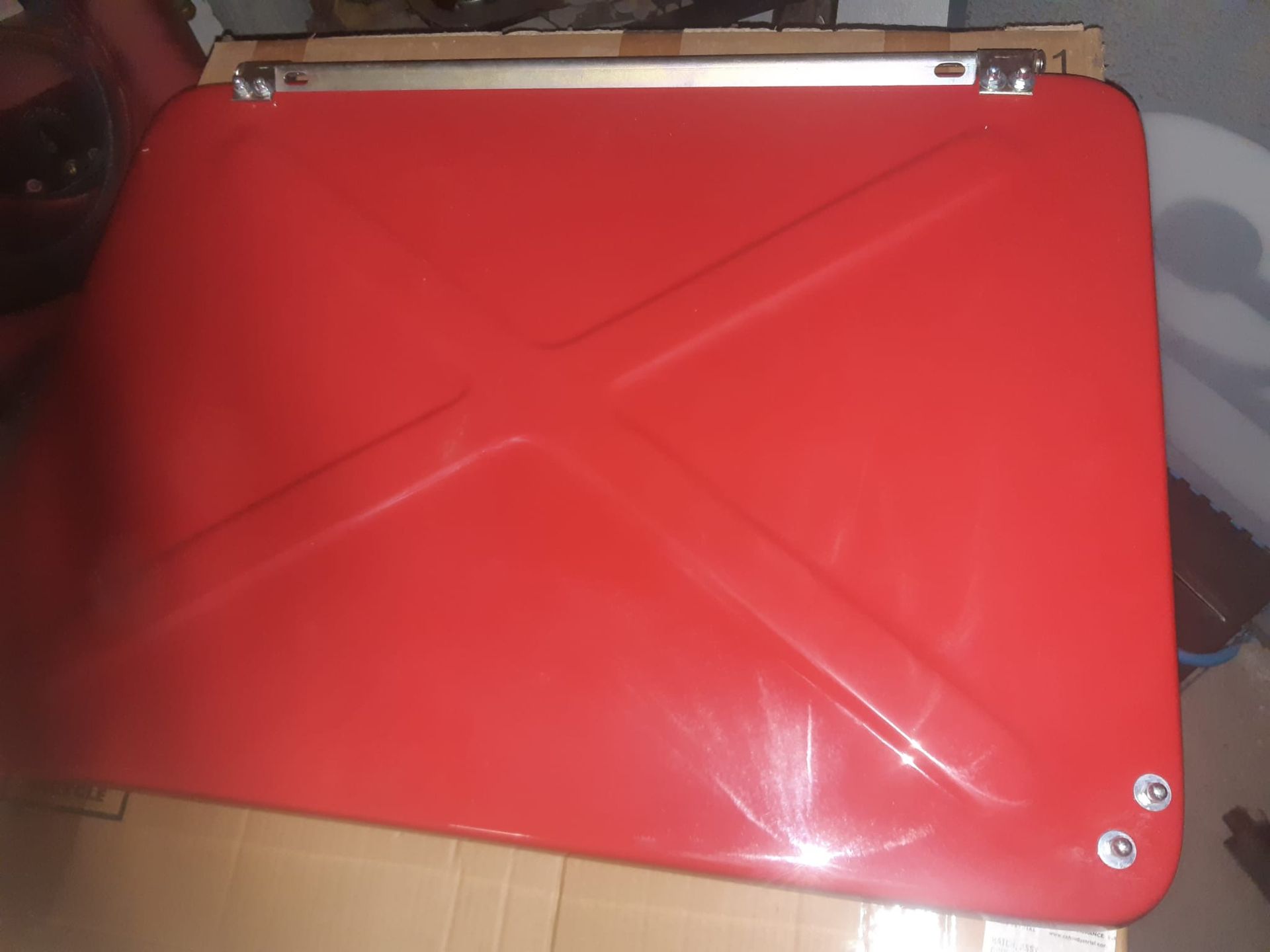 KS Landtechnik -  Mechaniker vor einem Ersatzteilregal