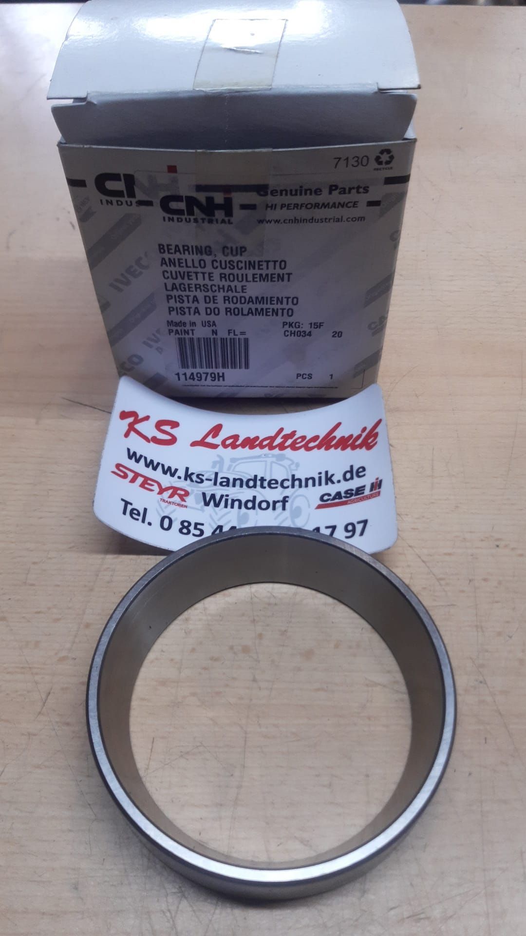 KS Landtechnik -  Roter Traktor vor einer Maschinenhalle