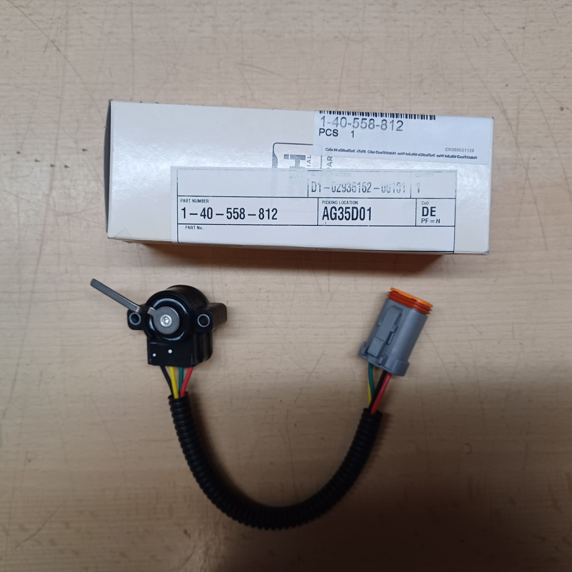 KS Landtechnik -  Case Ballenpresse und weitere Anbaugeräte auf einem Bauernhofsgelände