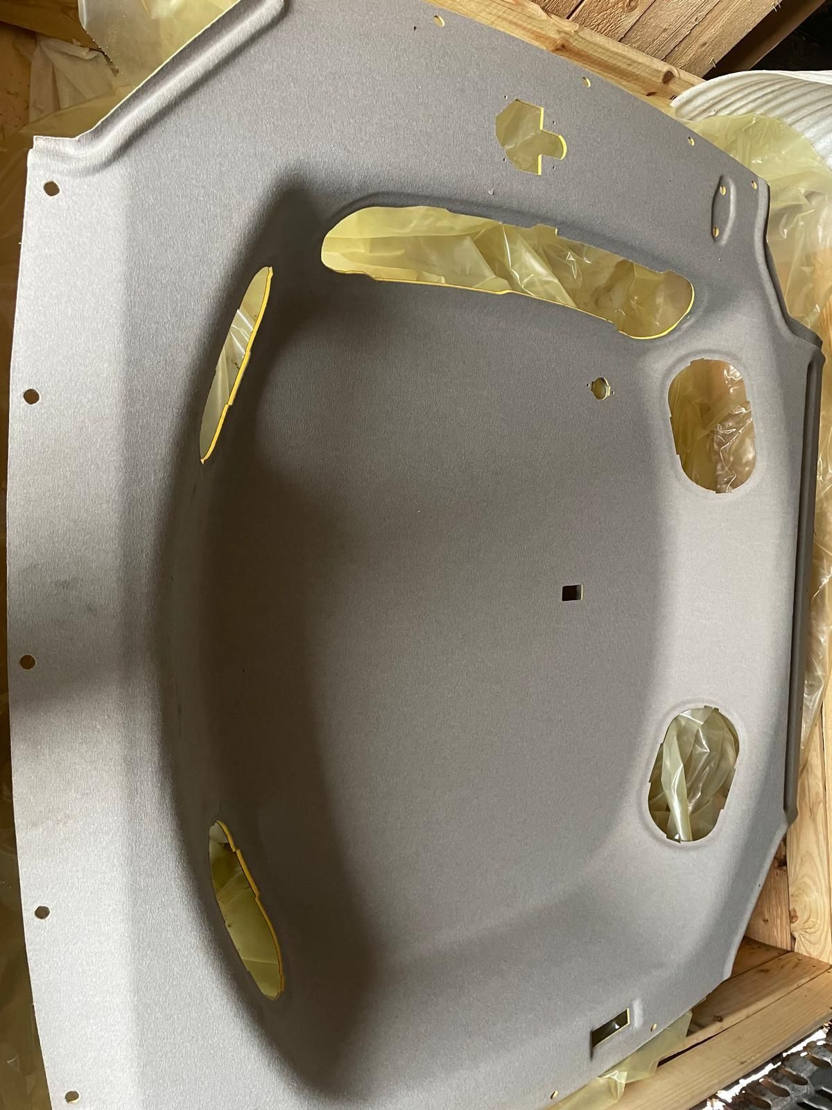 KS Landtechnik -  Traktor mit Walze auf einer grünen Wiese