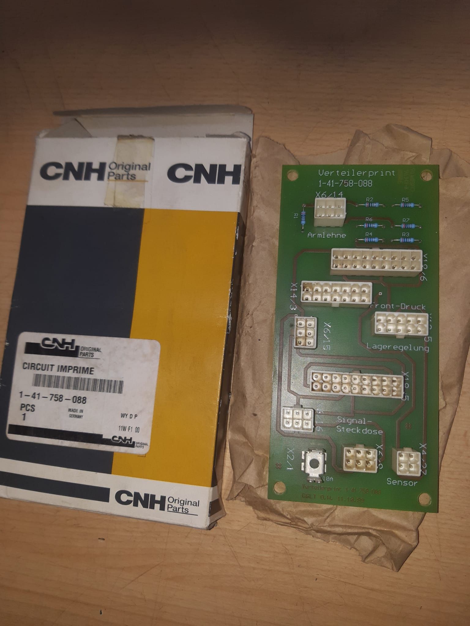 KS Landtechnik -  Traktor mit Anbaugerät zum Düngen