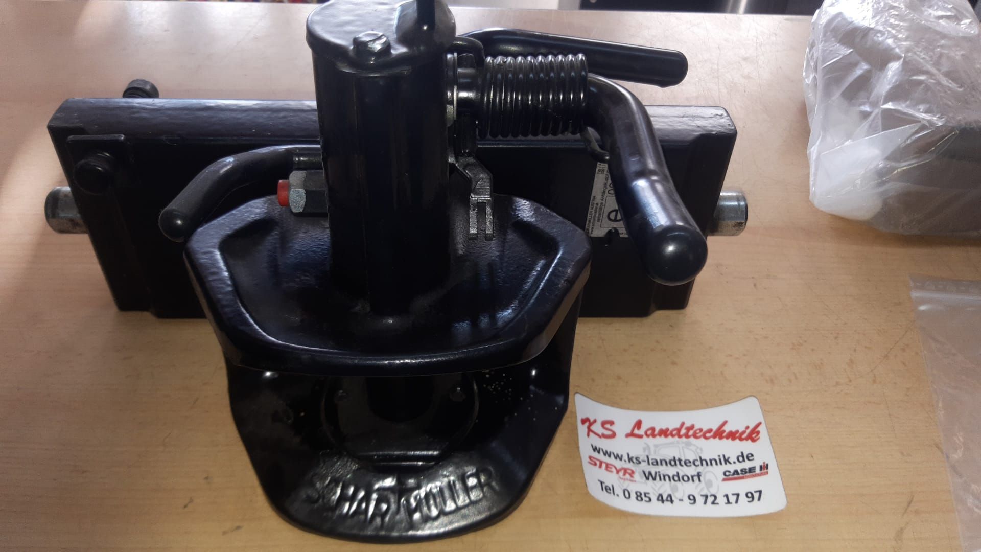 KS Landtechnik -  Traktor vor einem grünen Feld