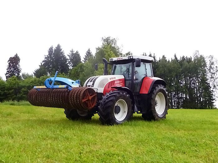 KS Landtechnik -  Mehrere Traktoren der Marke Case in einer Reihe auf einem Feld