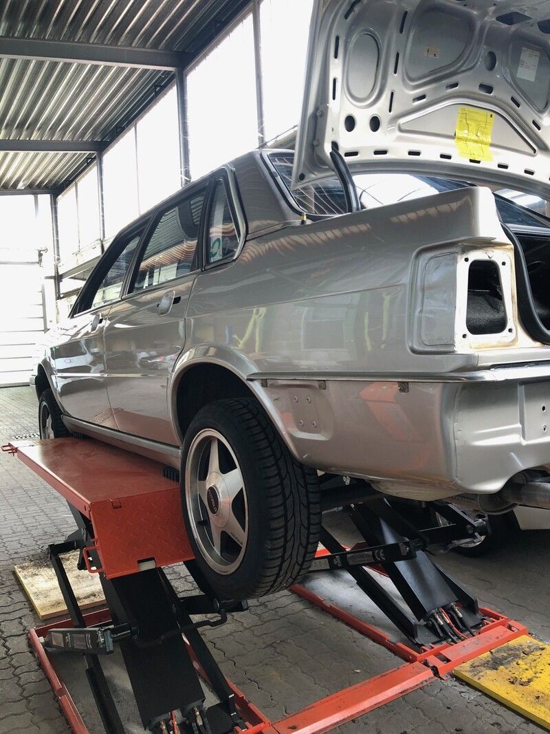 Auto in der Werkstatt, Foto der Carrosserie Fäh