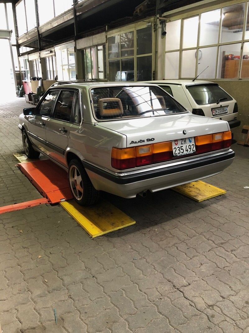 Auto in der Werkstatt, Foto der Carrosserie Fäh