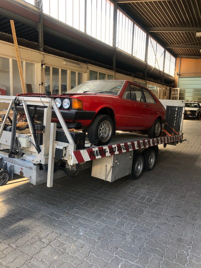 Auto in der Werkstatt, Foto der Carrosserie Fäh