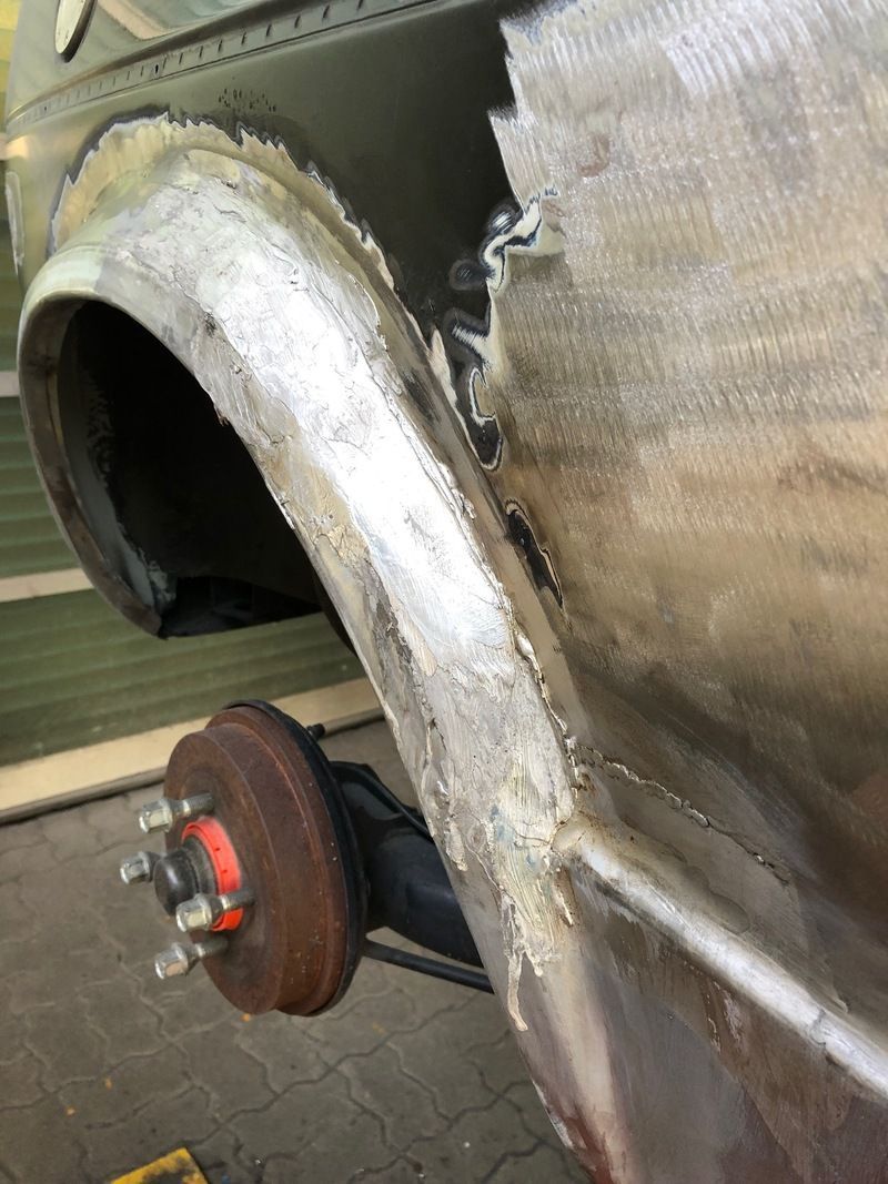 Auto in der Werkstatt, Foto der Carrosserie Fäh