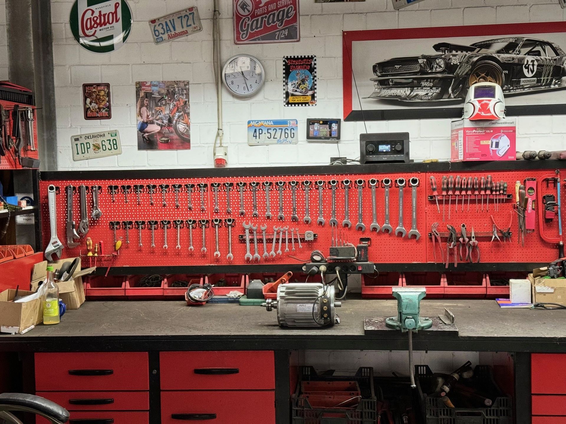 Mann mit Staplermaschine