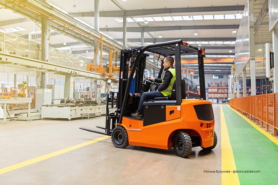 Mann fährt eine Staplermaschine