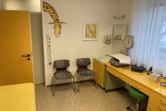 Wartebereich mit Stühlen