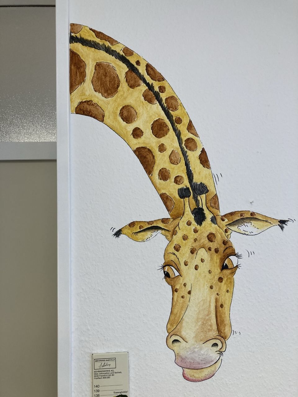 Giraffe auf einer Tapete in der Kinderarztpraxis Börchers