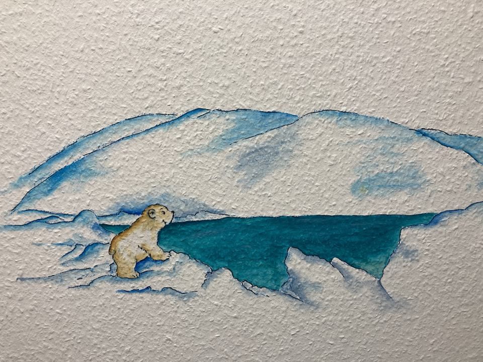 Der kleine Eisbär auf einer Tapete in der Kinderarztpraxis Börchers