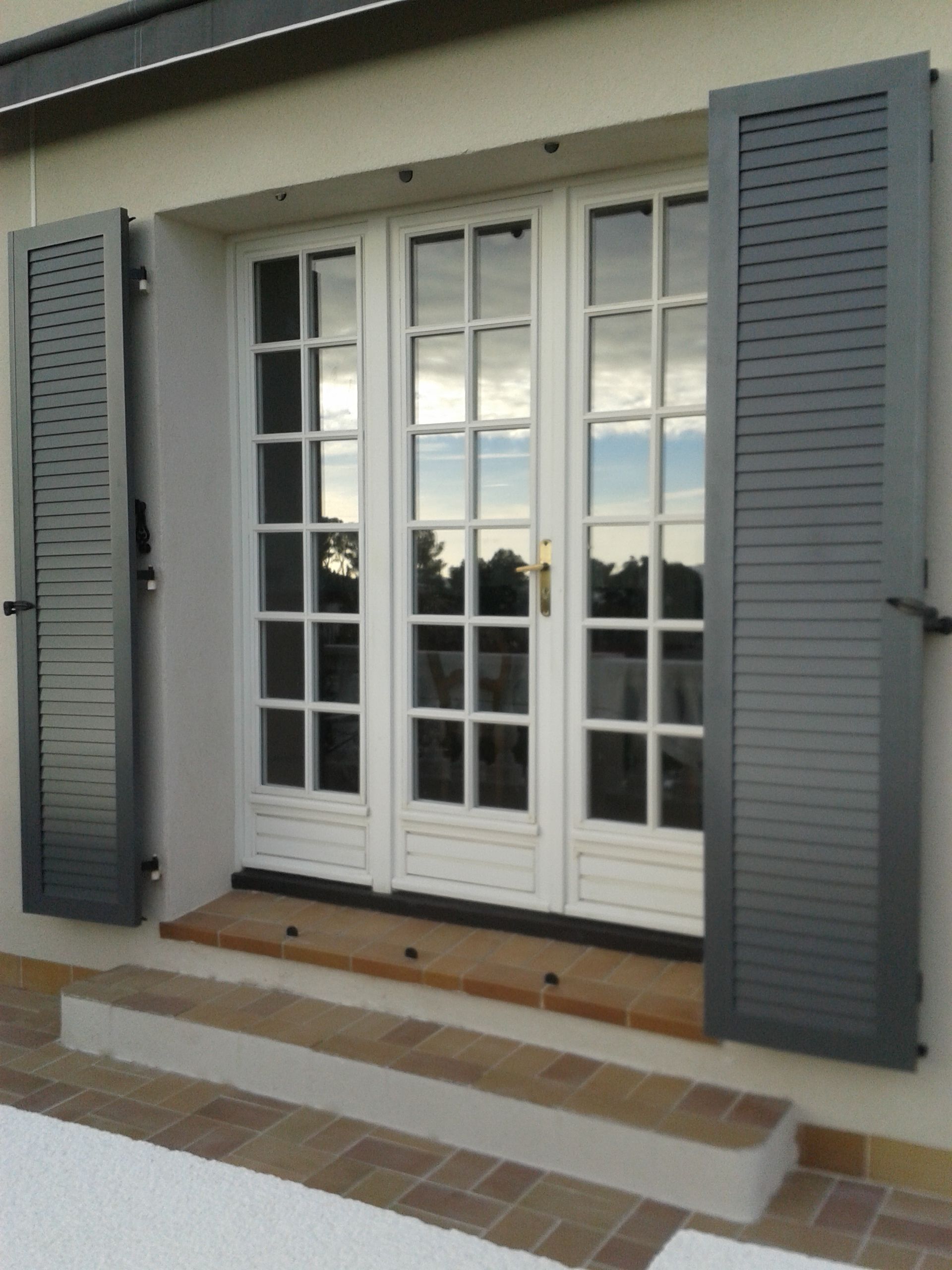 Triptyque de portes-fenêtres et volets battants