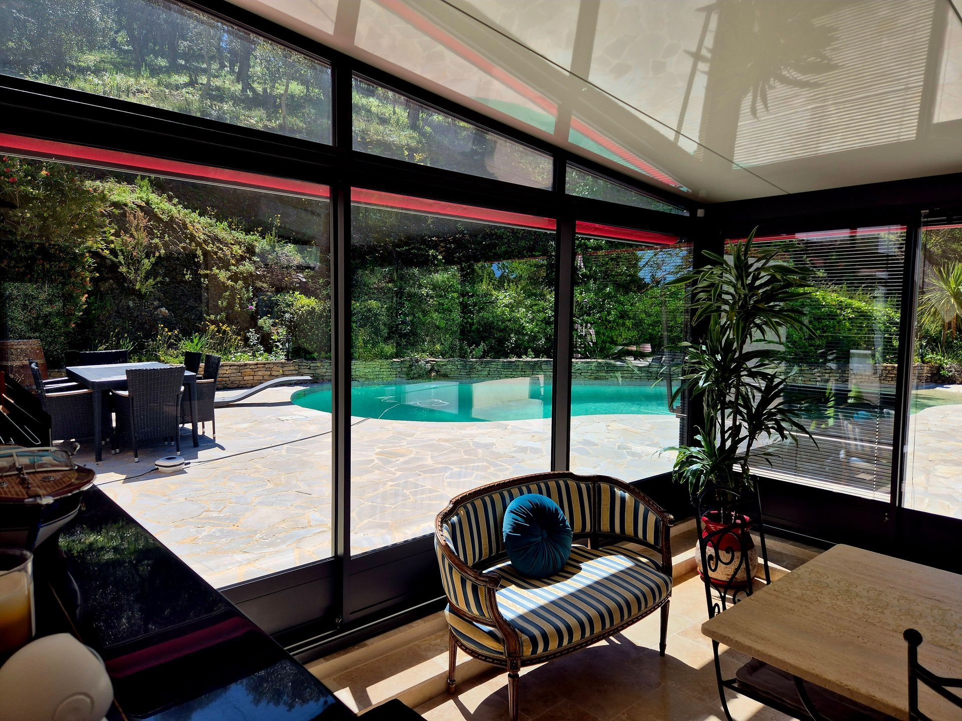 Pergola donnant sur une piscine extérieure