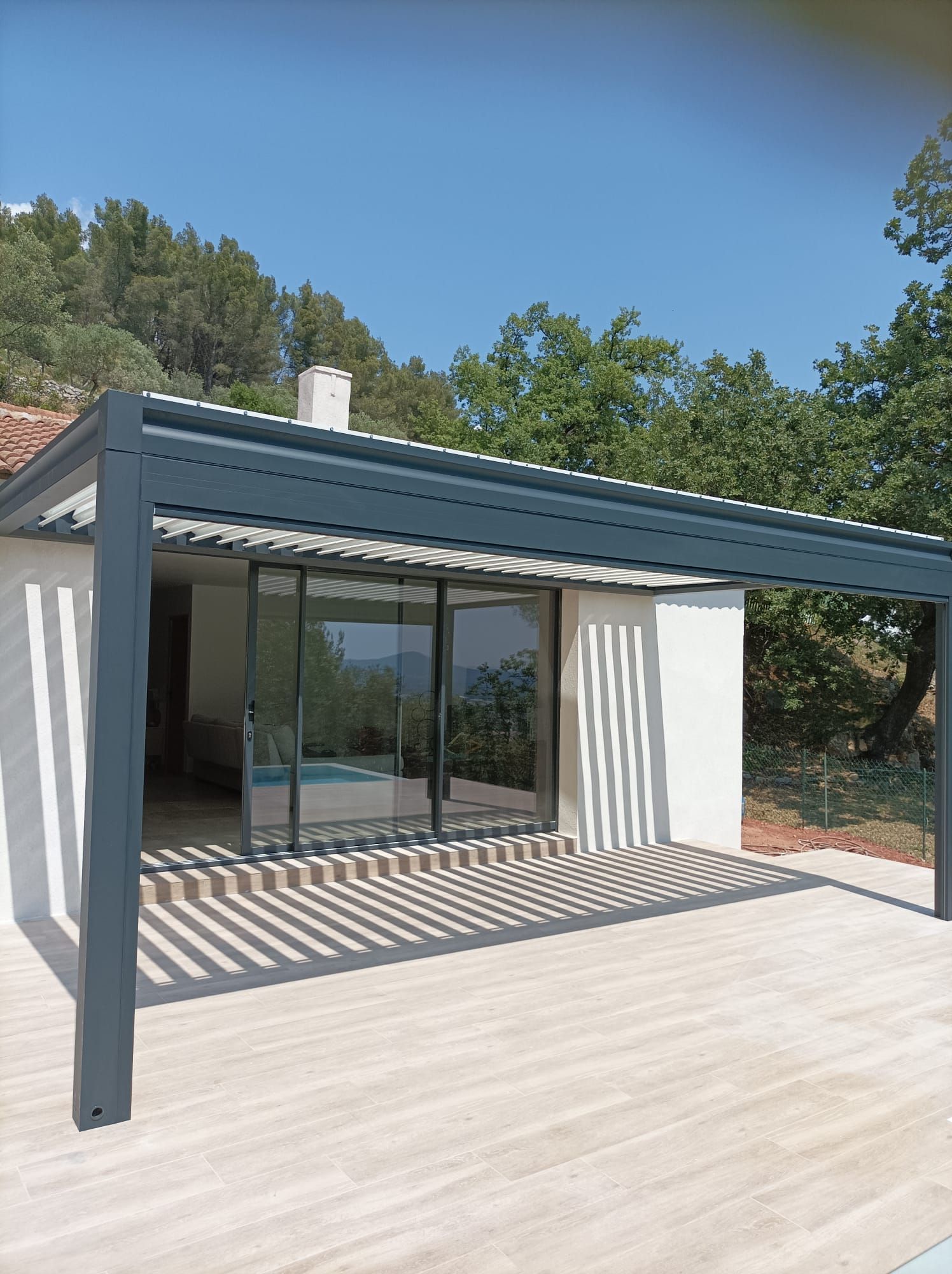 Pergola blanche et sol carrelé brillant