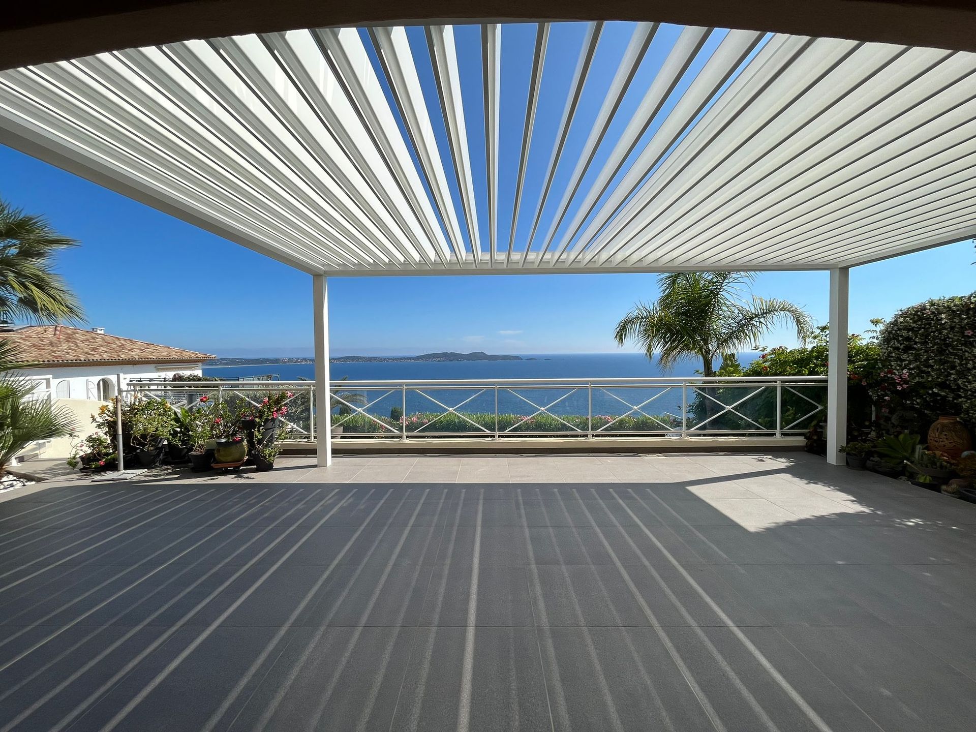 Pergola sur un balcon face à la mer
