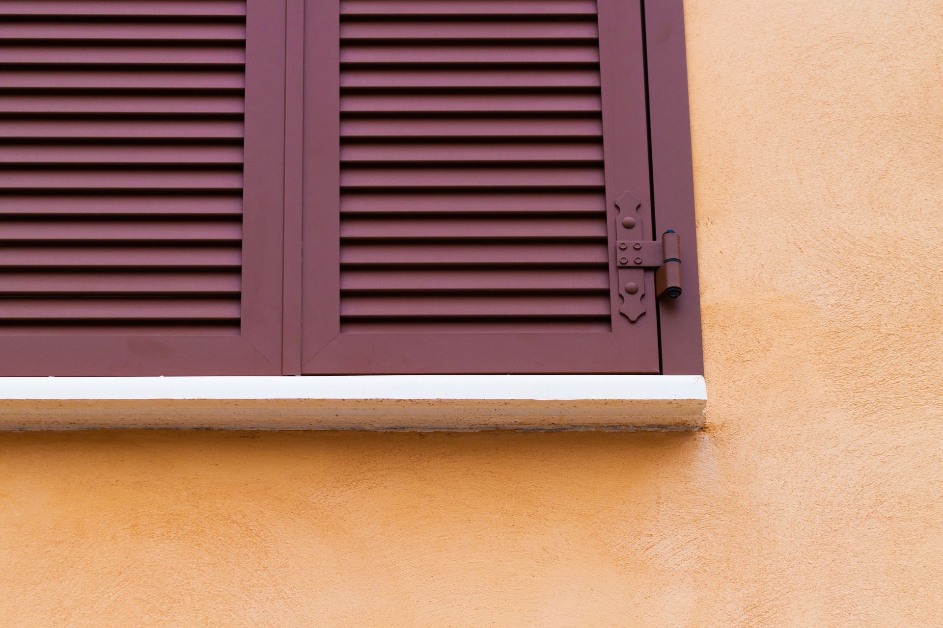 Un volet battant rouge en aluminium