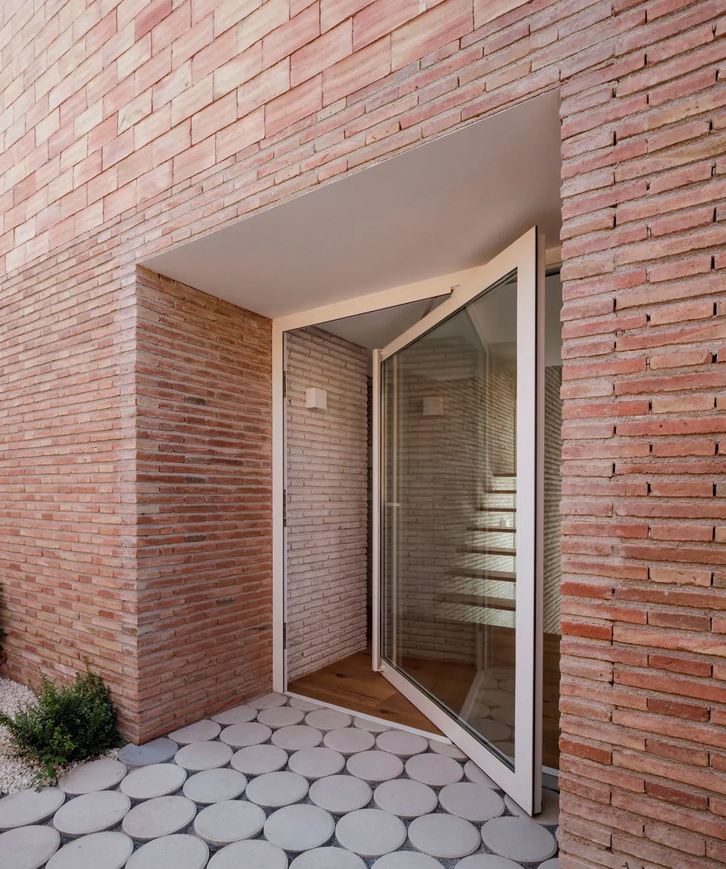 Façade en briques et porte en alu clair