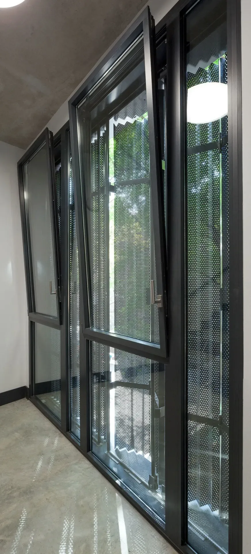 Fenêtres oscillo-battantes en alu foncé