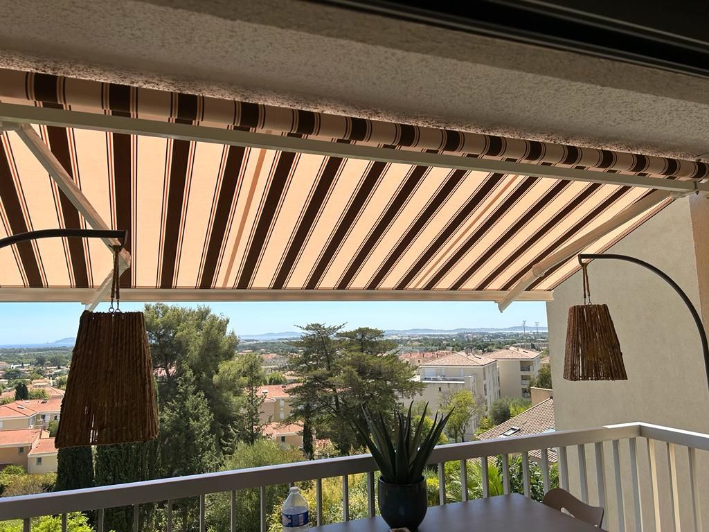 Store enrouleur à rayures marrons et beiges