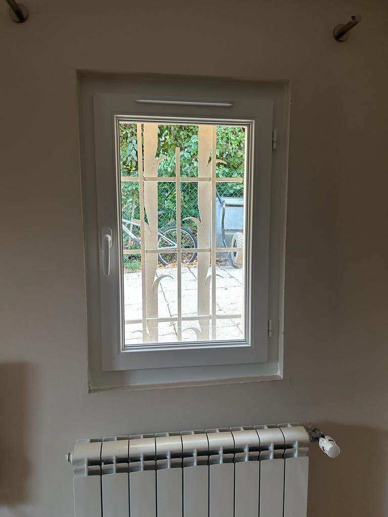 Vue de l'intérieur d'une fenêtre à barreaux