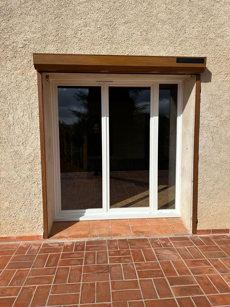 Fenêtre en PVC blanche en trois parties