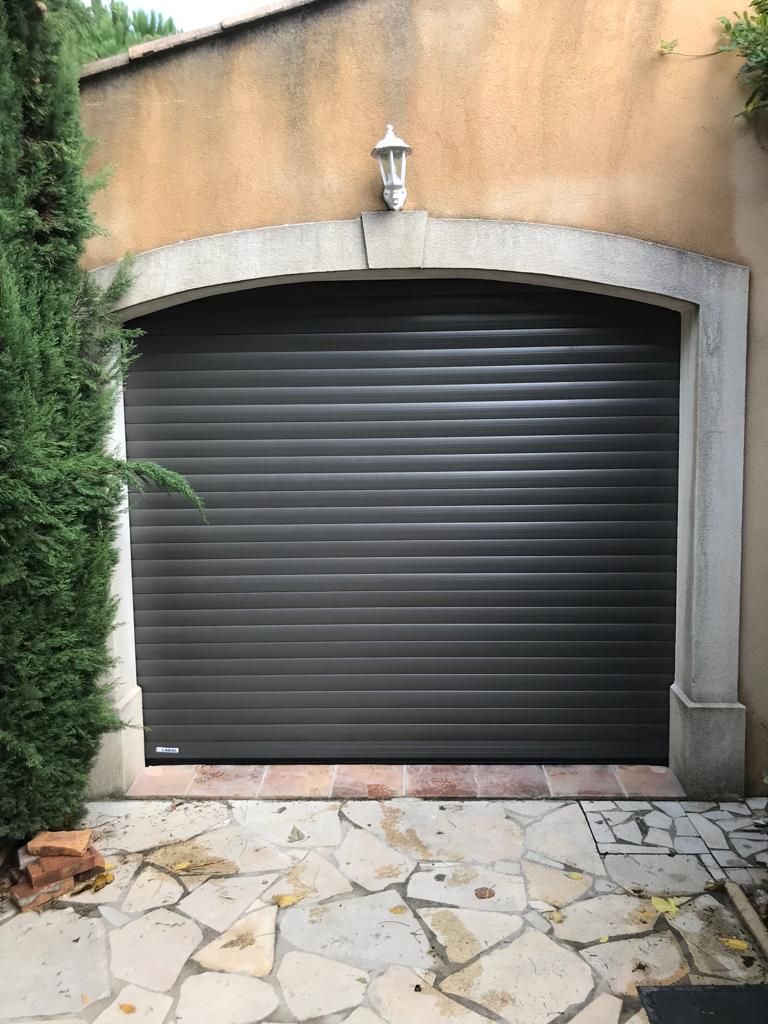 Volet roulant associé à une porte de garage