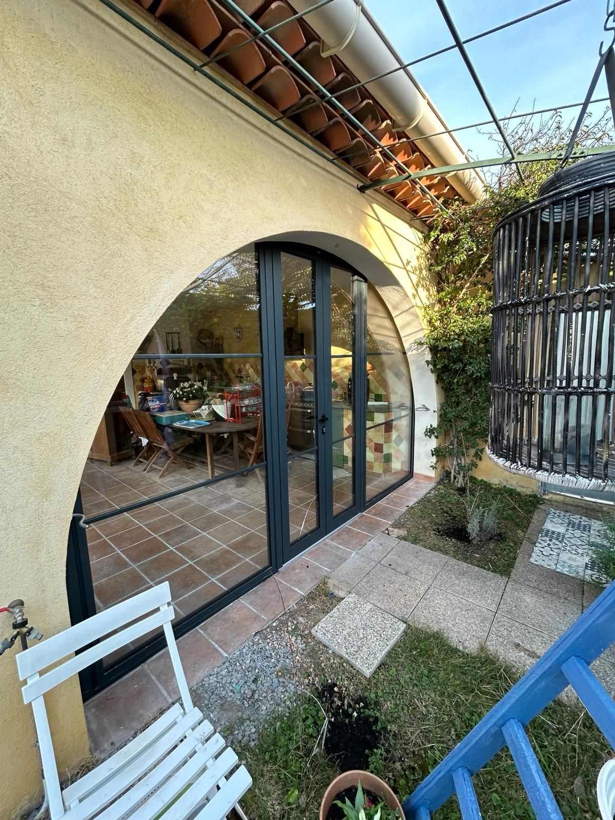 Menuiserie en aluminium pour un magasin