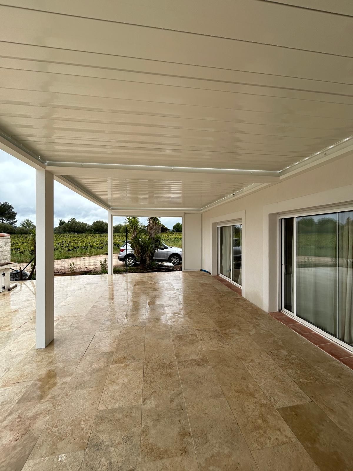 Pergola blanche à proximité d'une piscine