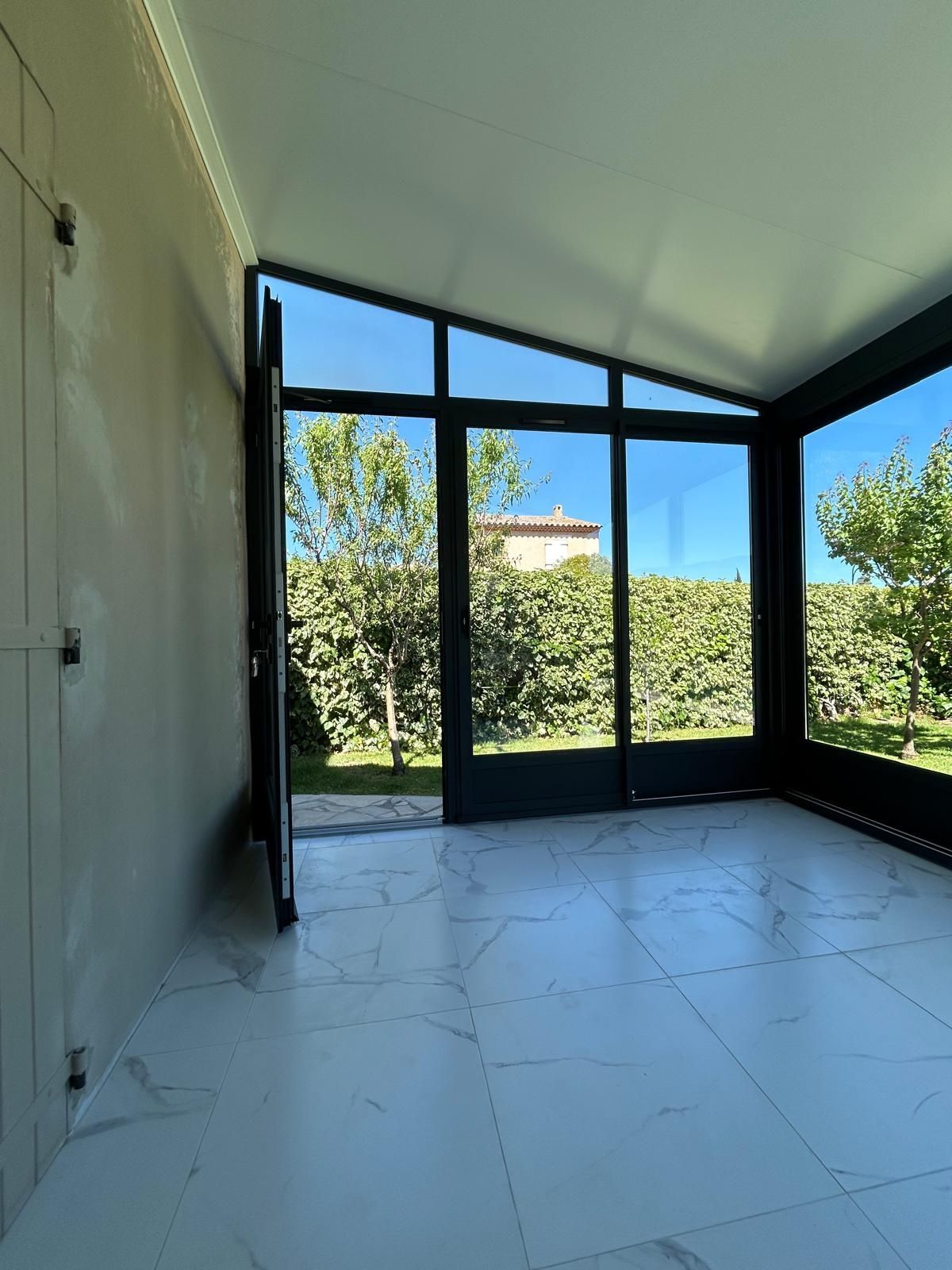 Véranda face à une piscine