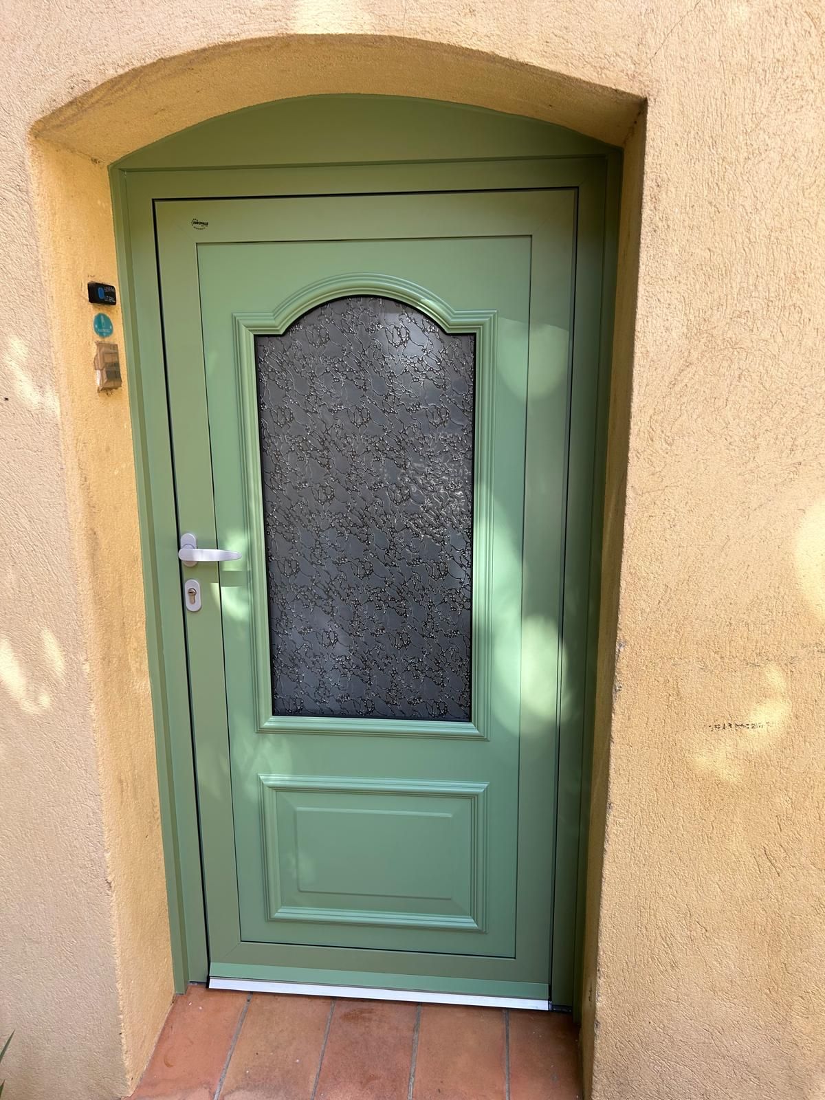 Porte vert olive et vitre opaque