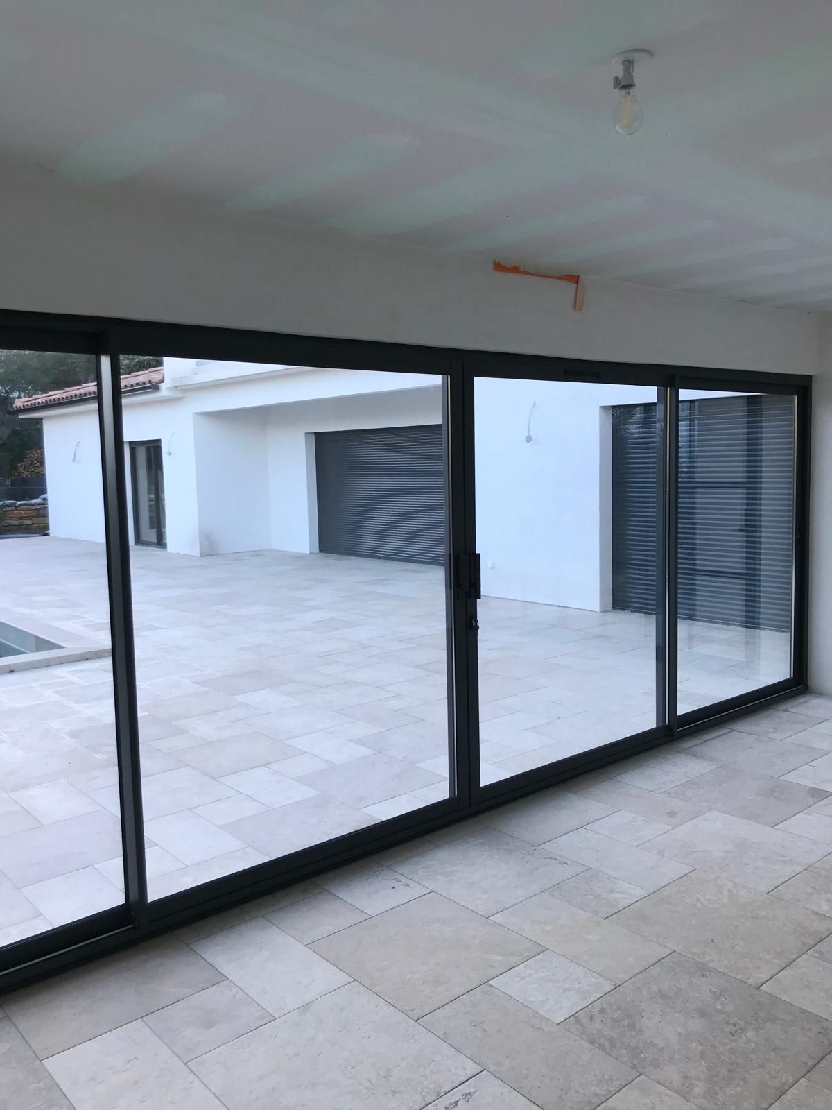 Baie vitrée en aluminium de couleur noir