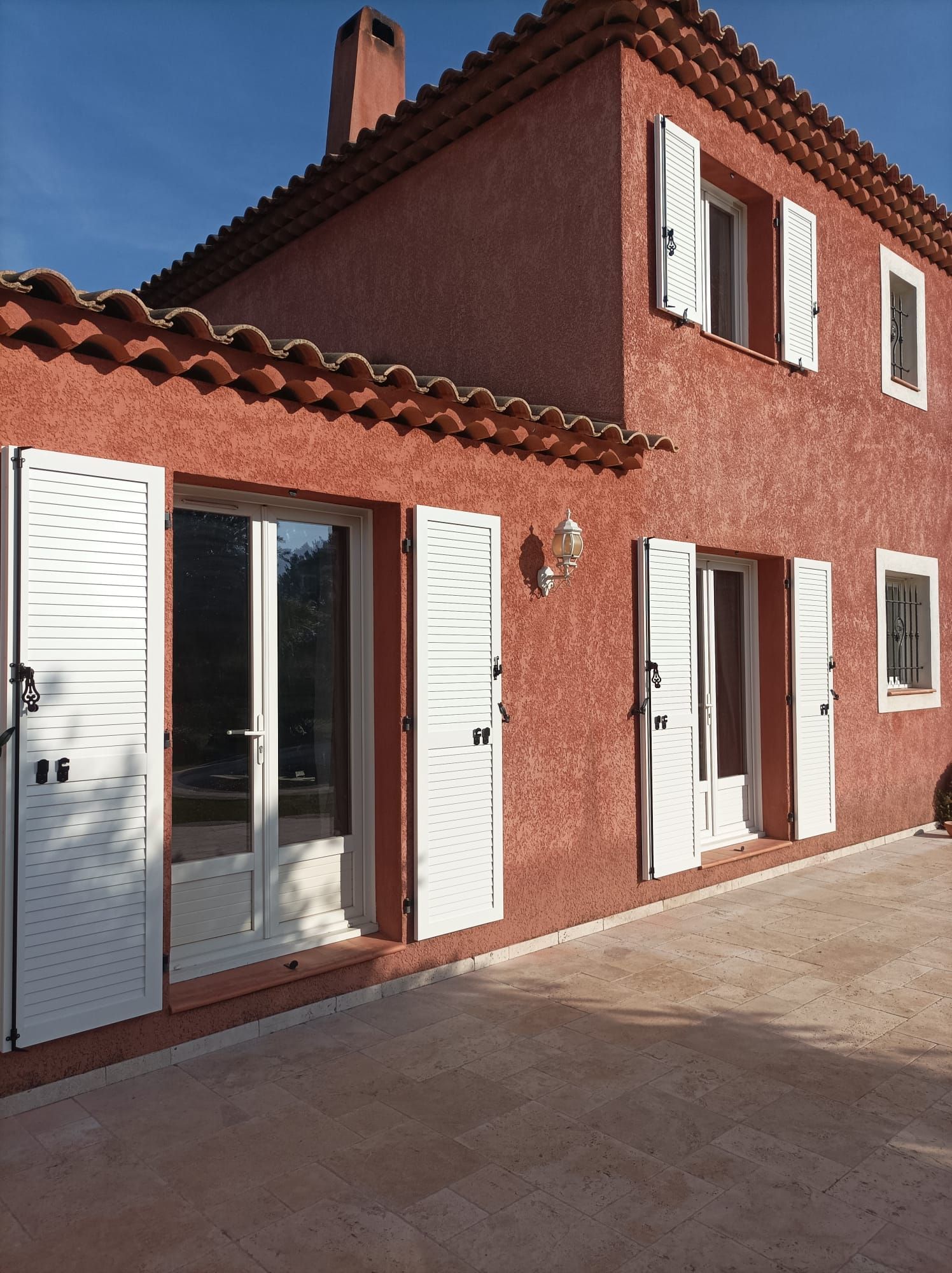 Porte de grange gris foncé