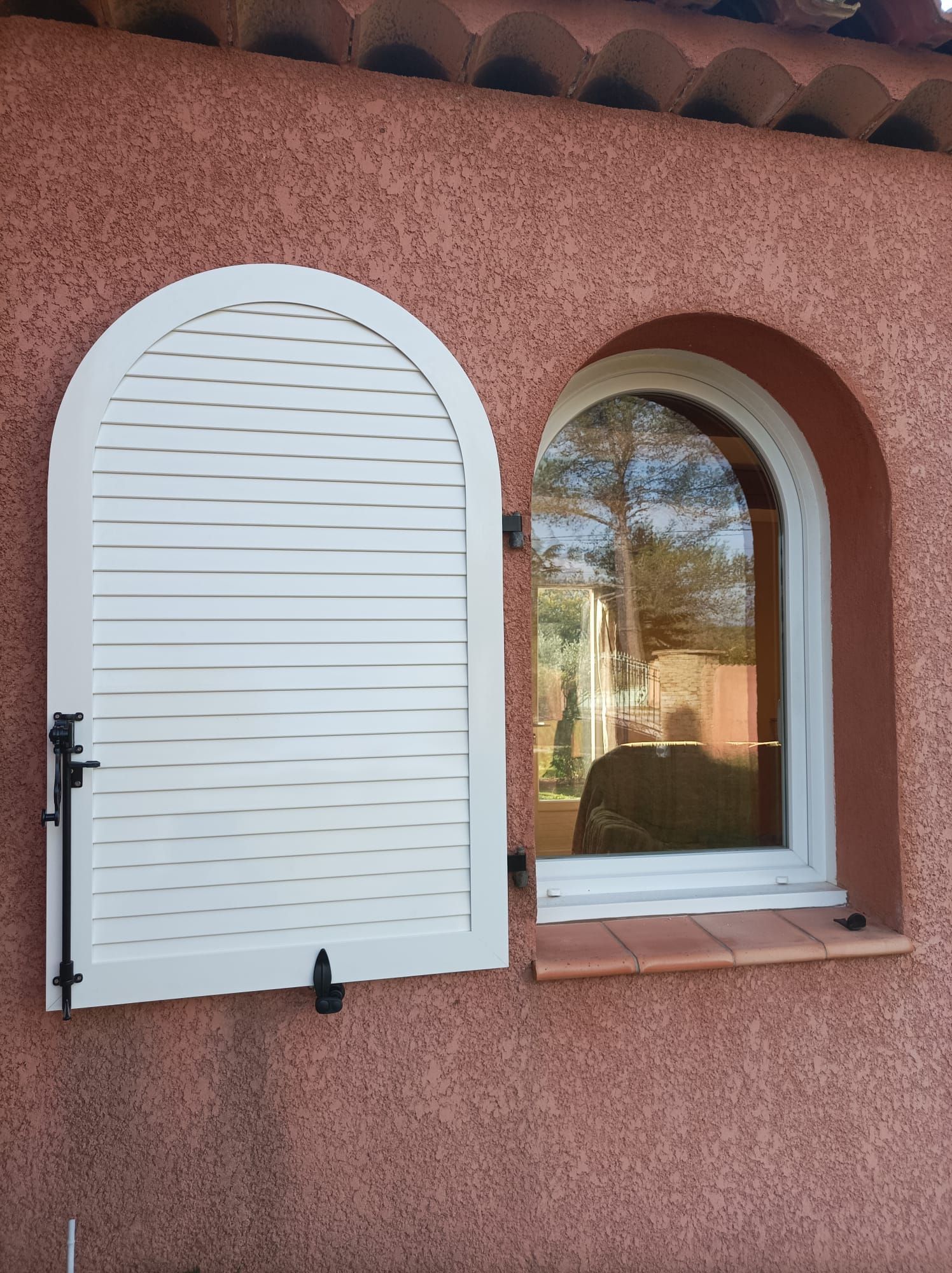 Façade de maison et volets battants vert olive